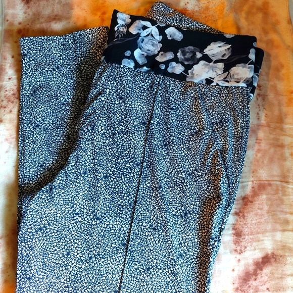 Lululemon Plush Petal Black Ghost Floral Departure Pant Trouser Size 10 - Picture 1 of 3